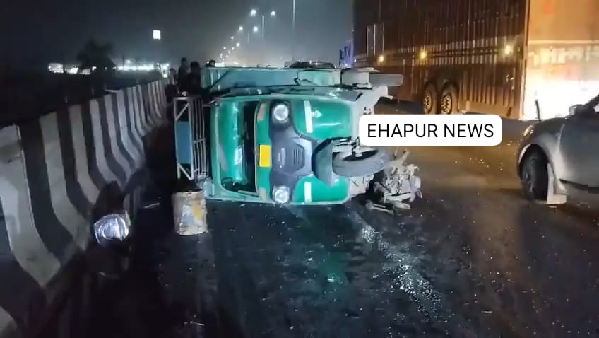 कार ने ऑटो में मारी टक्कर, हादसे में पलटा थ्री व्हीलर
