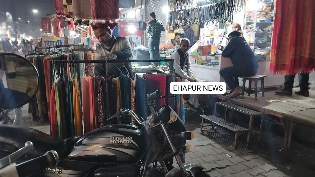 हापुड़: आधी से ज्यादा सड़क पर कब्जा, 12 फीट तक किया अतिक्रमण