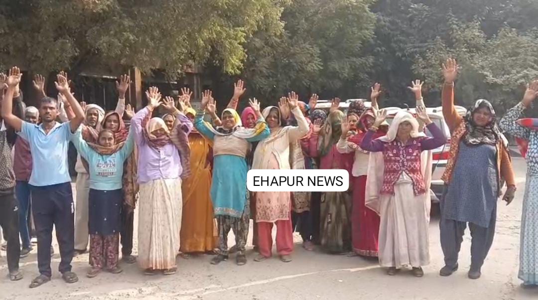 पिलखुवा: गहरे-गहरे गड्ढों से परेशान क्षेत्रवासियों ने किया प्रदर्शन