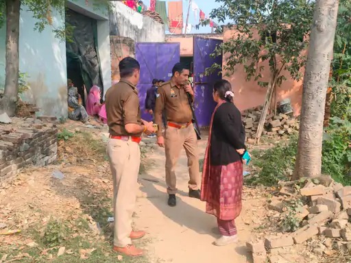 महिला का शव फंदे से लटका मिला