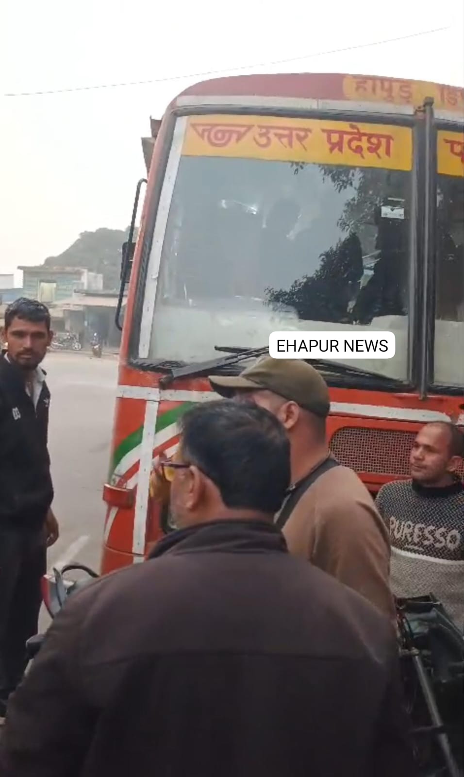 रोडवेज बस व बाइक की मामूली भिड़ंत