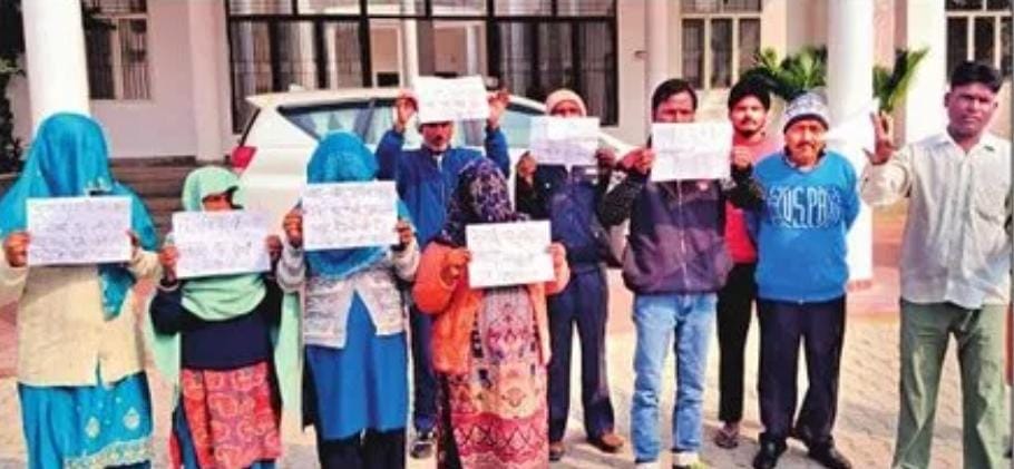 पिलखुवावासियों ने कलेक्ट्रेट पहुंचकर दिया धरना