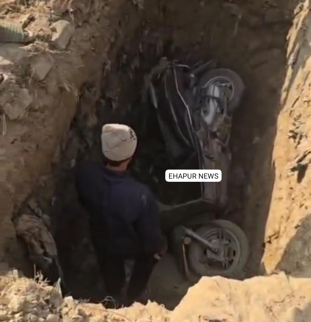 हापुड़: 10 फीट गहरे गड्ढे में गिरी स्कूटी