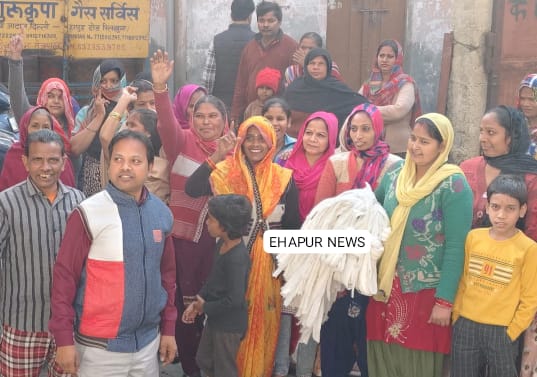 मजदूरी में बढ़ोतरी की मांग हेतु महिलाओं ने सिलाई कार्य का बहिष्कार किया