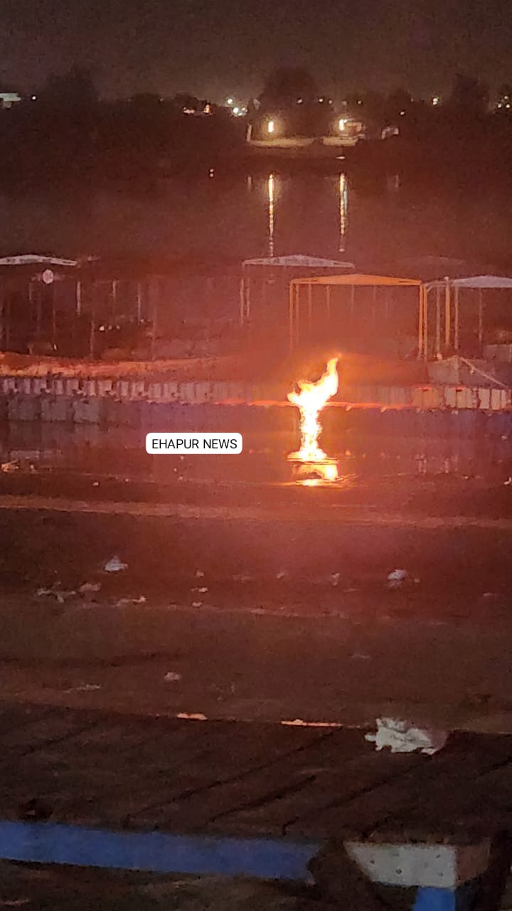 गढ़: ज़ेट्टी बैरिकेडिंग में आग लगने से मचा हड़कंप