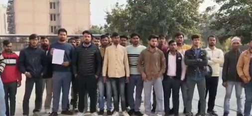 बिना नोटिस दिए नौकरी से निकालने का आरोप, कलेक्ट्रेट पहुंचे कर्मचारी