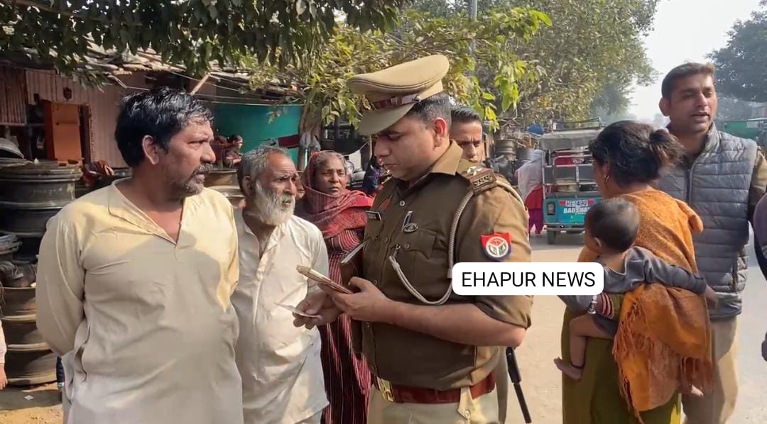 झुग्गी-झोपड़ी में रहने वाले लोगों का पुलिस ने किया सत्यापन