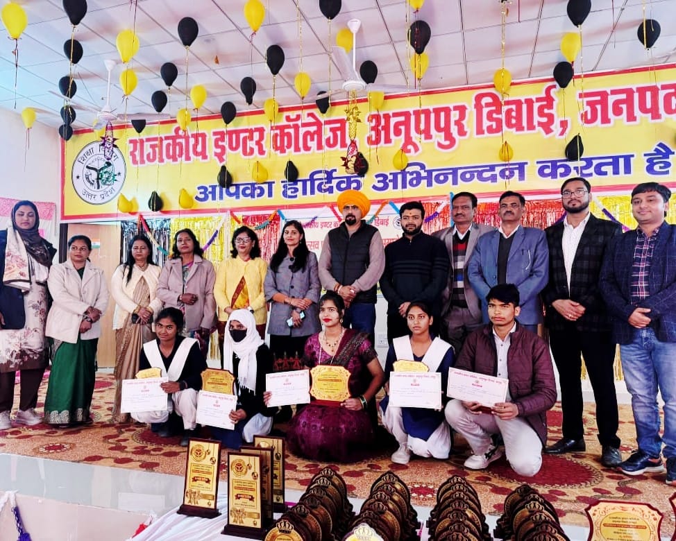 विद्यालय के वार्षिकोत्सव पर रंगारंग कार्यक्रम प्रस्तुत