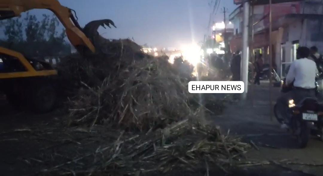 सिंभावली: गन्ने से लदा ओवरलोड ट्रक पलटा