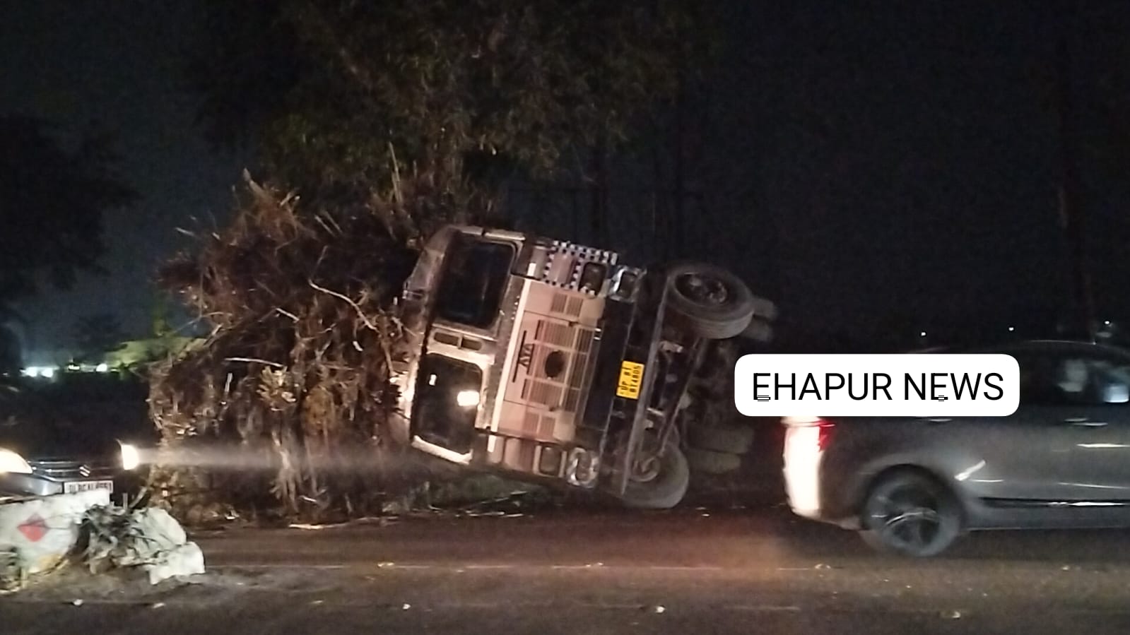 हापुड़: गन्ने से लदा अनियंत्रित ओवरलोड ट्रक पलटा