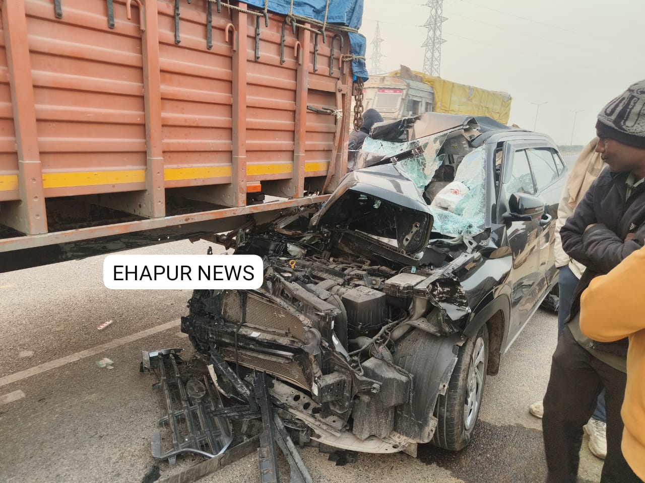 सड़क किनारे खड़े कैंटर में घुसी गाड़ी, आधा दर्जन घायल