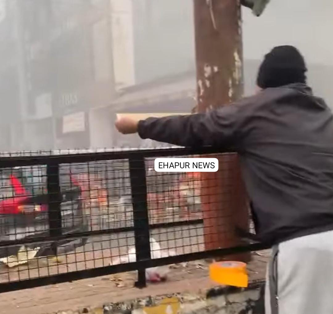 हापुड़ निवासी ने हादसों में कमी लाने के लिए खम्भों पर लगाए रिफ्लेक्टर