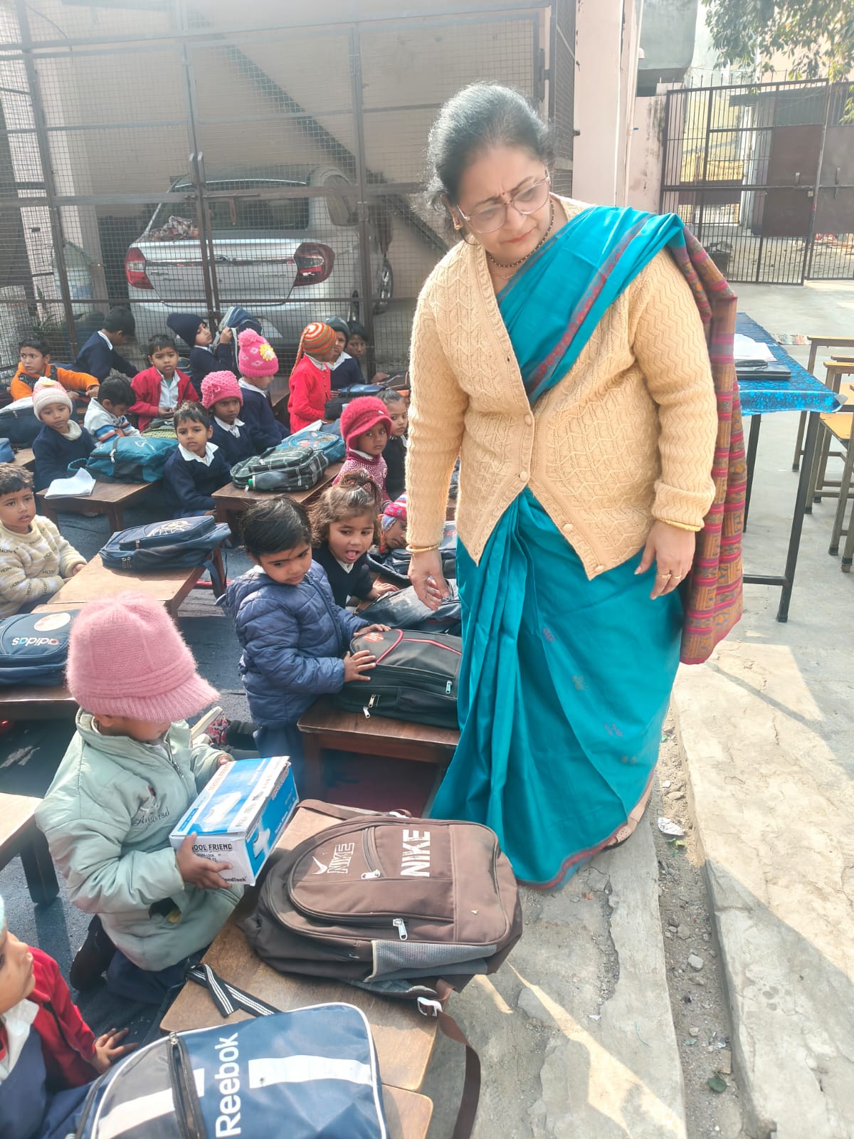 छात्रों को वितरित किए काले जूते