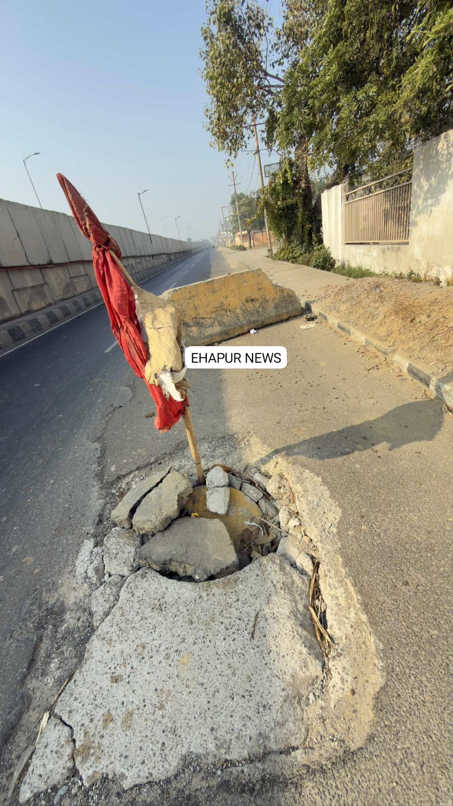 टूटी सड़क पर लाल कपड़ा लगा डिवाइडर रख की खानापूर्ति, हो रहे हादसे
