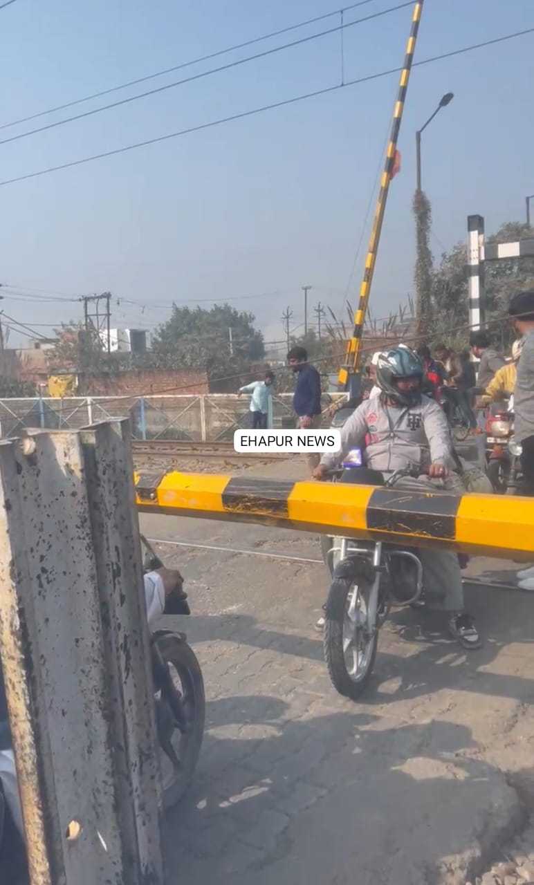 पिलखुवा: जीएस फाटक पर एक बूम बंद, एक रहा खुला