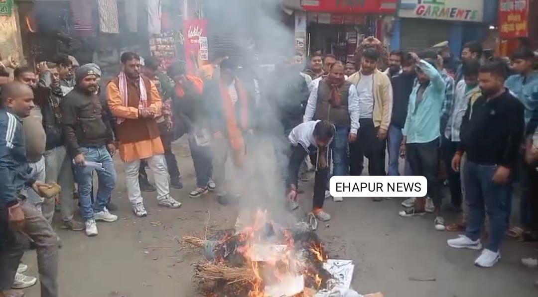 बांग्लादेश में हिंदुओं की हत्या पर उबाल, फूंका पुतला