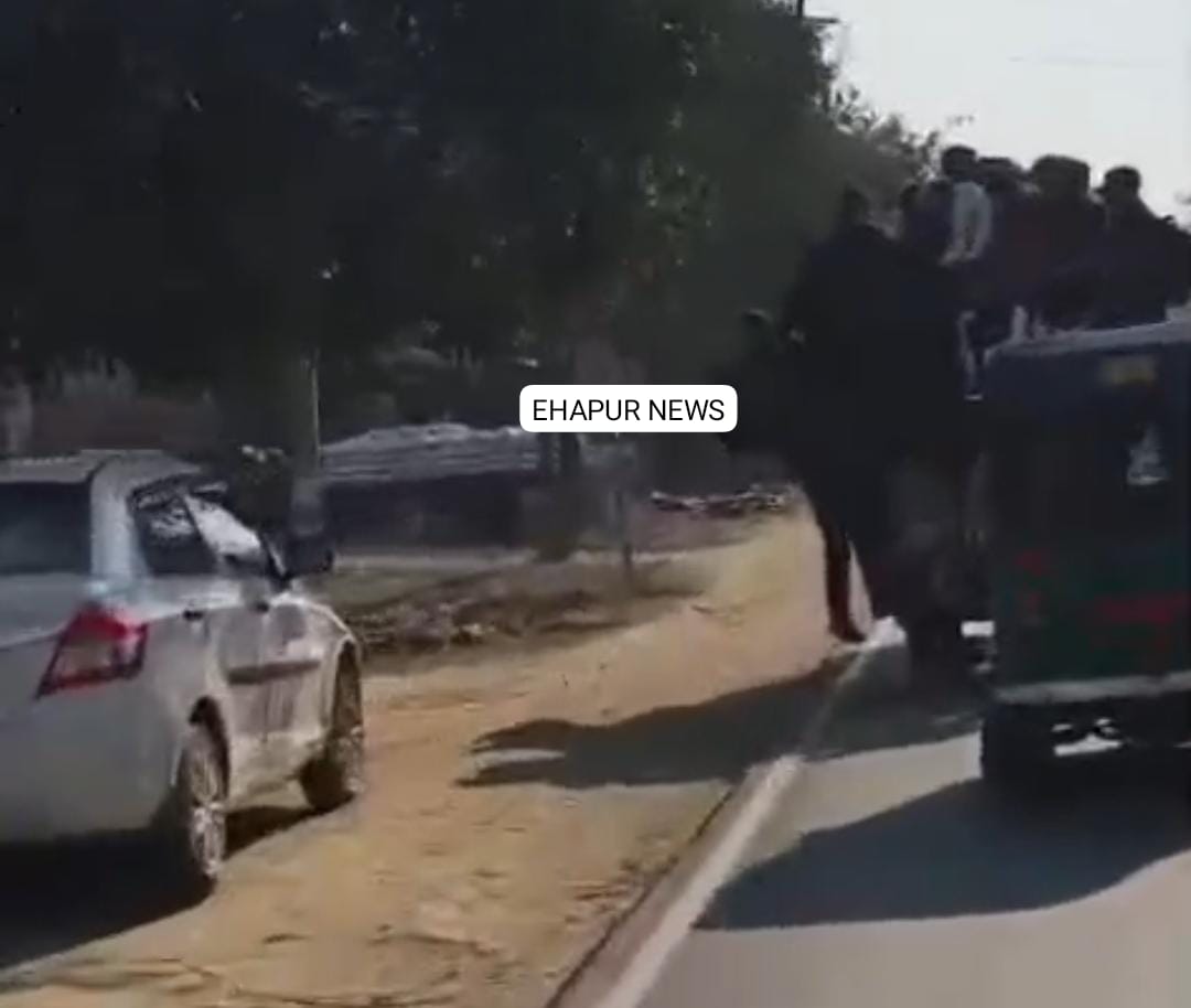 पिकअप पर जानलेवा सफर की वीडियो वायरल