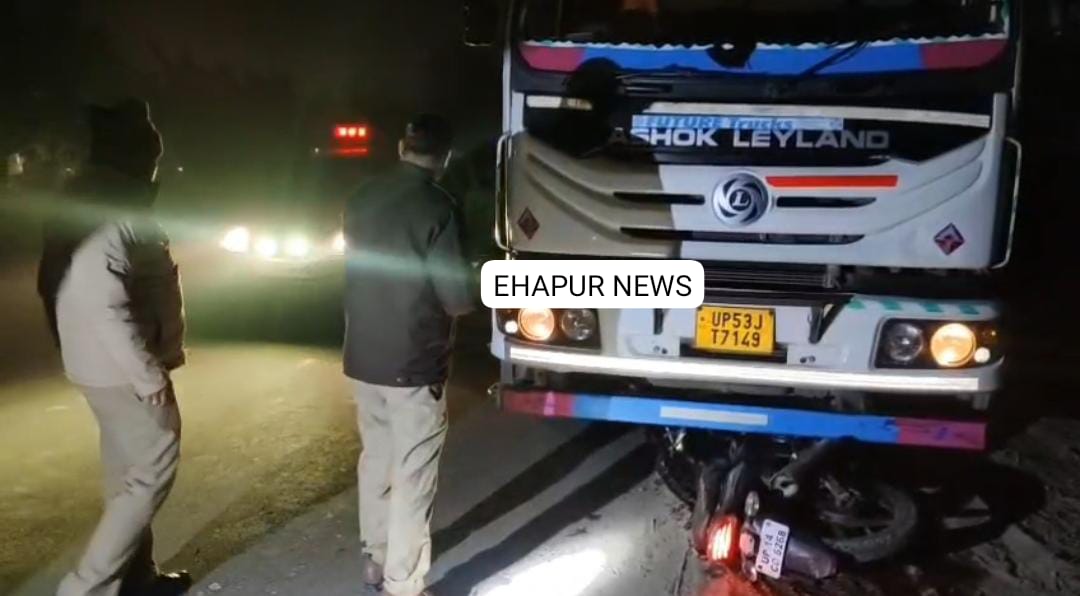 ट्रक की चपेट में आए बाइक सवार