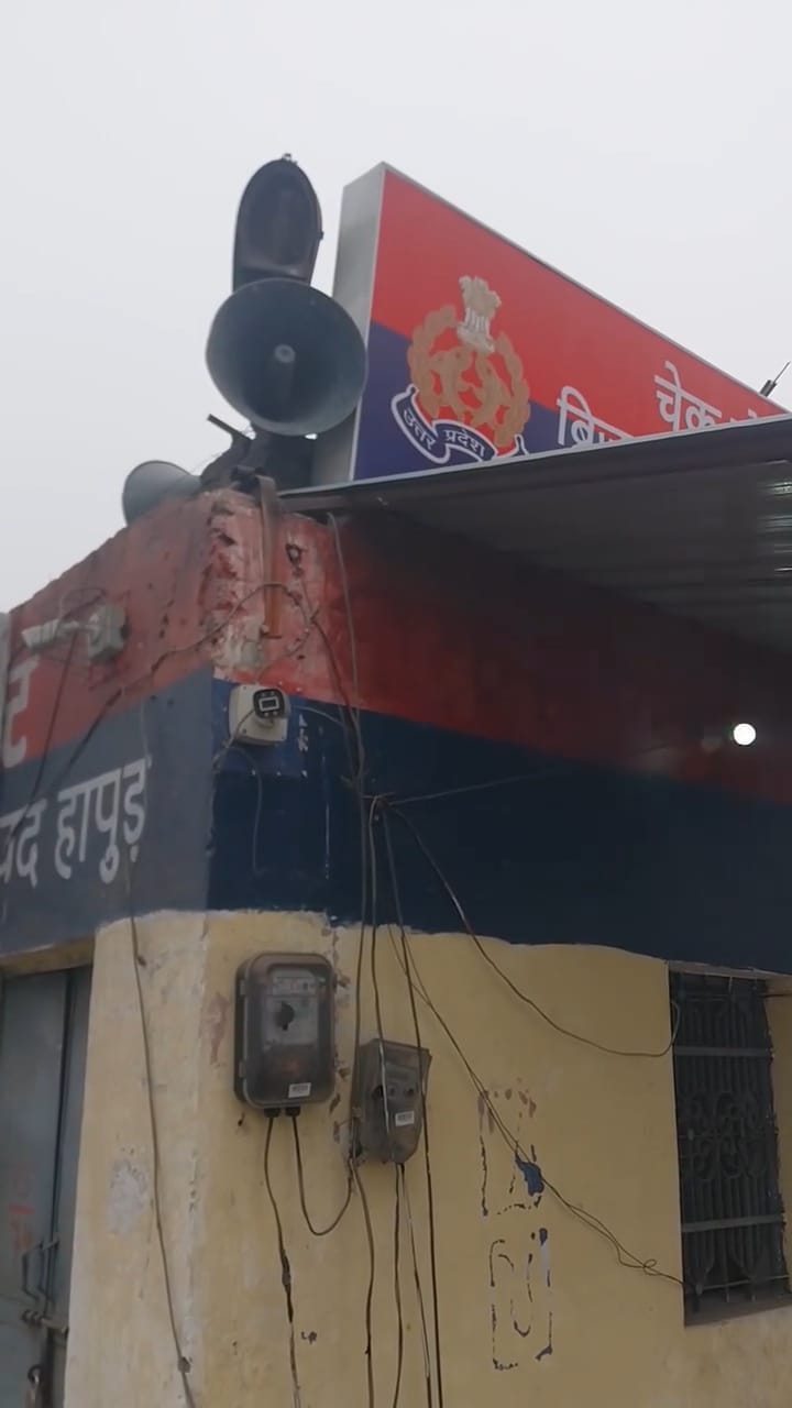 घने कोहरे में पुलिस की वाहन चालकों से अपनी