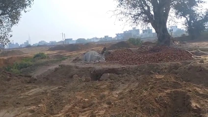 हापुड़ के दौमी पुल के पास अवैध कालोनी में गहरे मिट्टी भराव से राजस्व की भारी हानि