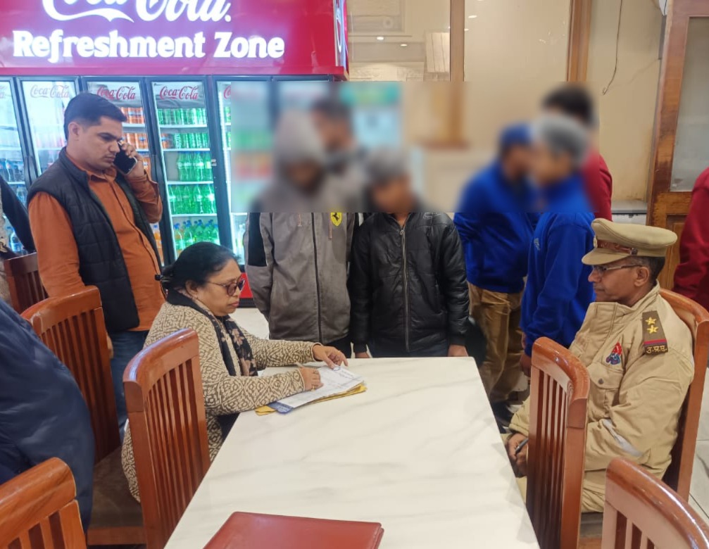 कैंटीन में काम करते मिले बाल श्रम