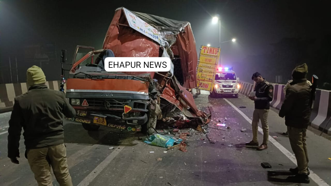 खड़े ट्रक में भिड़ा कैंटर हुआ क्षतिग्रस्त, चालक गंभीर