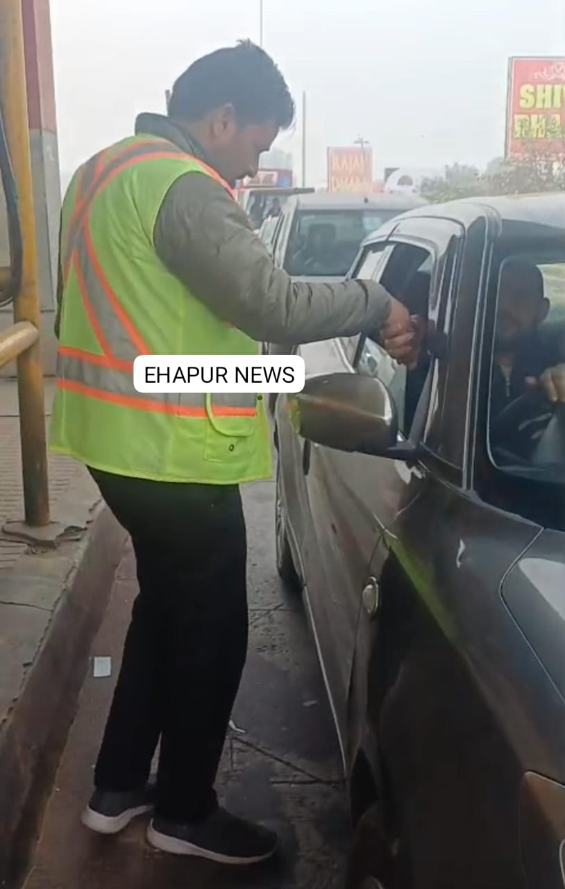 टोल कर्मियों ने वाहन चालकों को नियमों के प्रति किया जागरूक