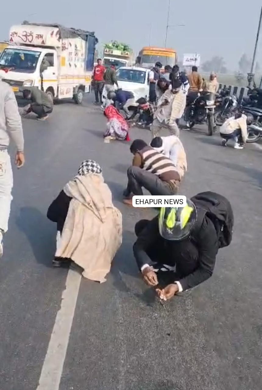 हाईवे पर वाहन से गिरी सफेद रंग की धातु को चांदी समझ कर लोगों ने उठाया