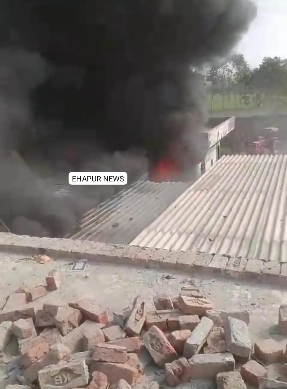 पिलखुवा: गोदाम में आग लगने से मचा हाहाकार, दमकल विभाग ने पाया काबू