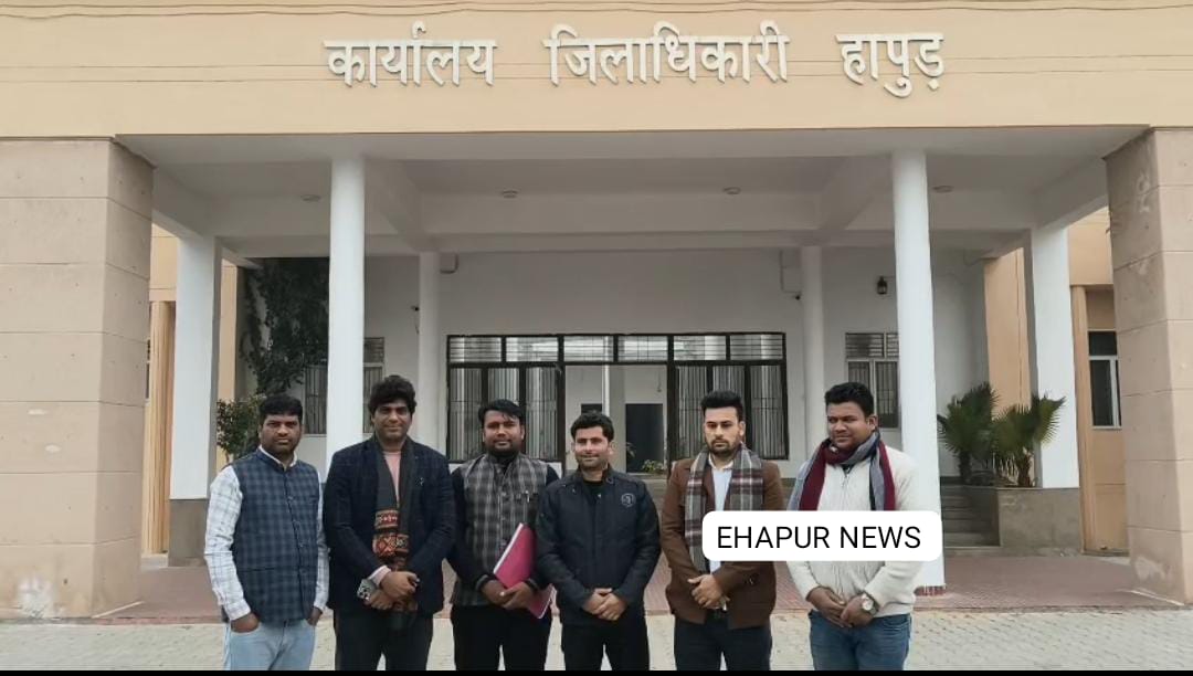 गढ़ के सभासदों ने भ्रष्टाचार का आरोप लगा कलेक्ट्रेट पहुंचकर अधिकारियों को सौंपा ज्ञापन