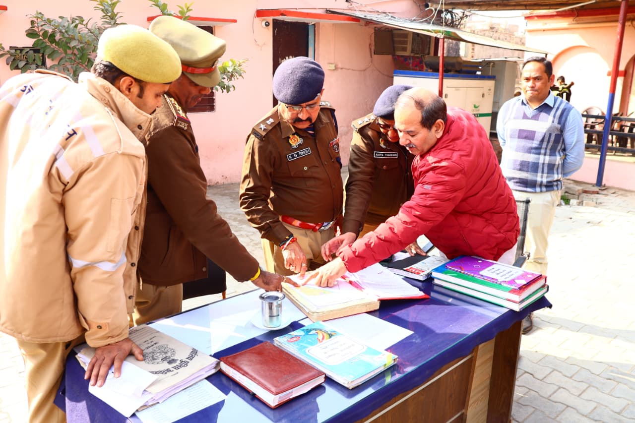 एसपी ने थाना पिलखुवा में फरियादियों की फरियाद सुनी