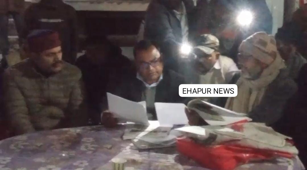 गढ़ टोल के खिलाफ अनिश्चितकालीन धरने पर बैठे प्रदर्शनकारियों से मिले एडीएम