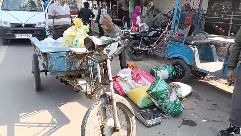 राशन के चावल लदे जुगाड़ की टक्कर से दरोगा हुए चोटिल