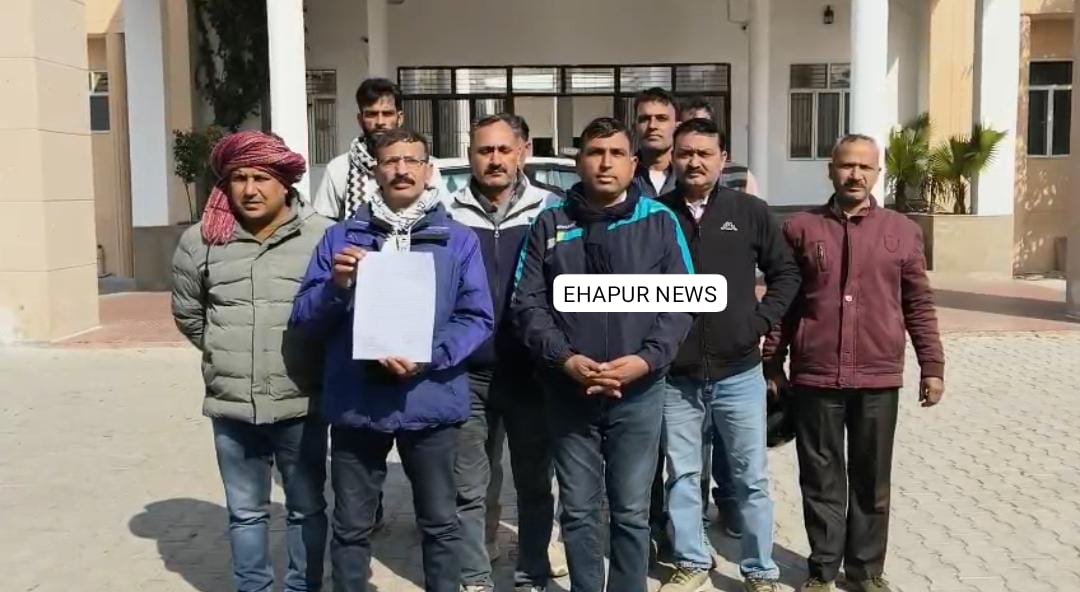 बृजनाथपुर शुगर मिल के कर्मियों ने कलेक्ट्रेट पहुंचकर अटका भुगतान दिलाने की मांग की