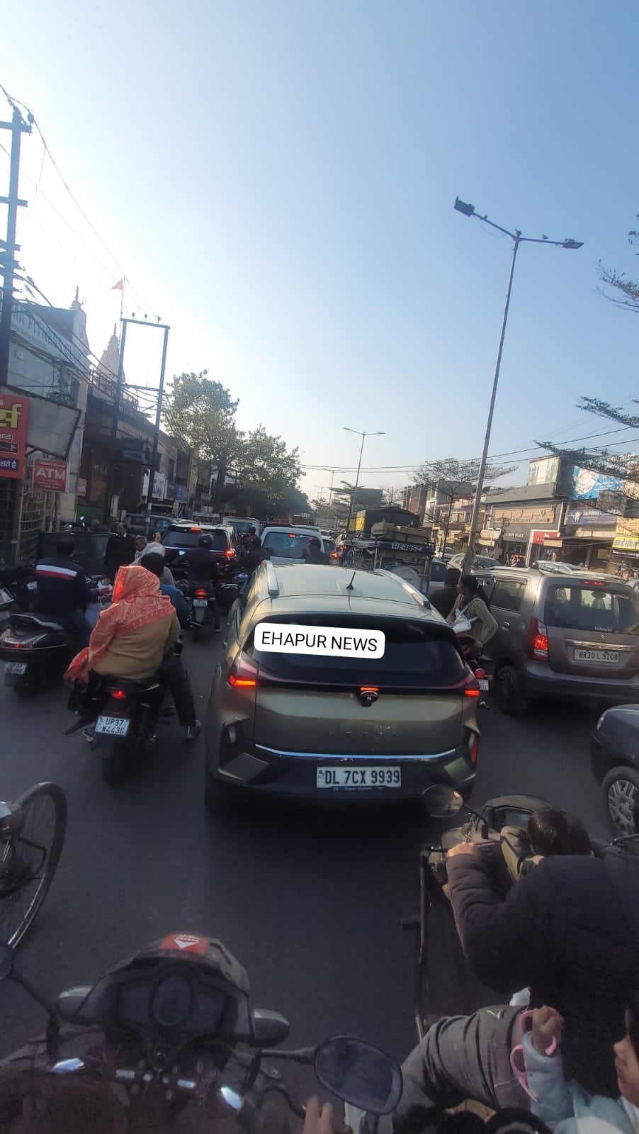 हापुड़ में बढ़ा वाहनों का दबाव, तहसील चौराहा से अतरपुरा तक लगा जाम