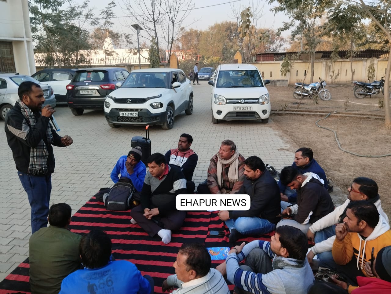 चयनित आउटसोर्सिंग कर्मियों ने जॉइनिंग न होने पर दी आत्मदाह की चेतावनी