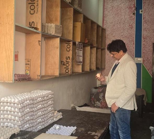 अंडों के नमूने लेकर प्रयोगशाला भेजें