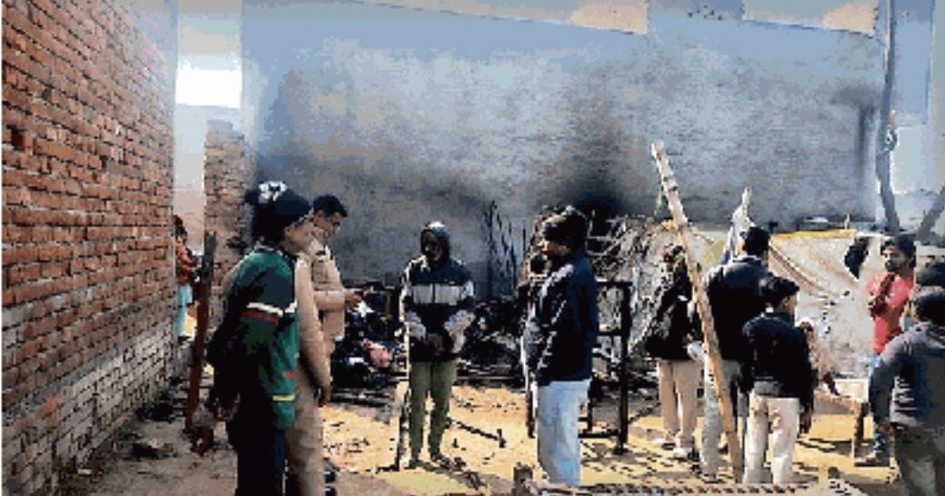 मकान में आग लगने से सारा सामान जलकर राख