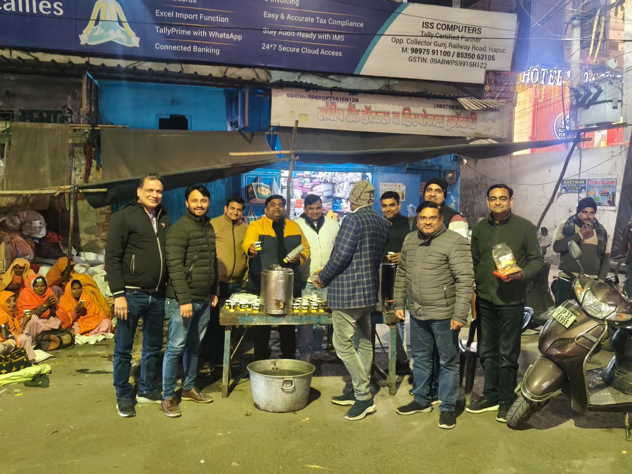 कड़ाके की सर्दी में 500 लोगों को वितरित की गर्म चाय व बिस्किट