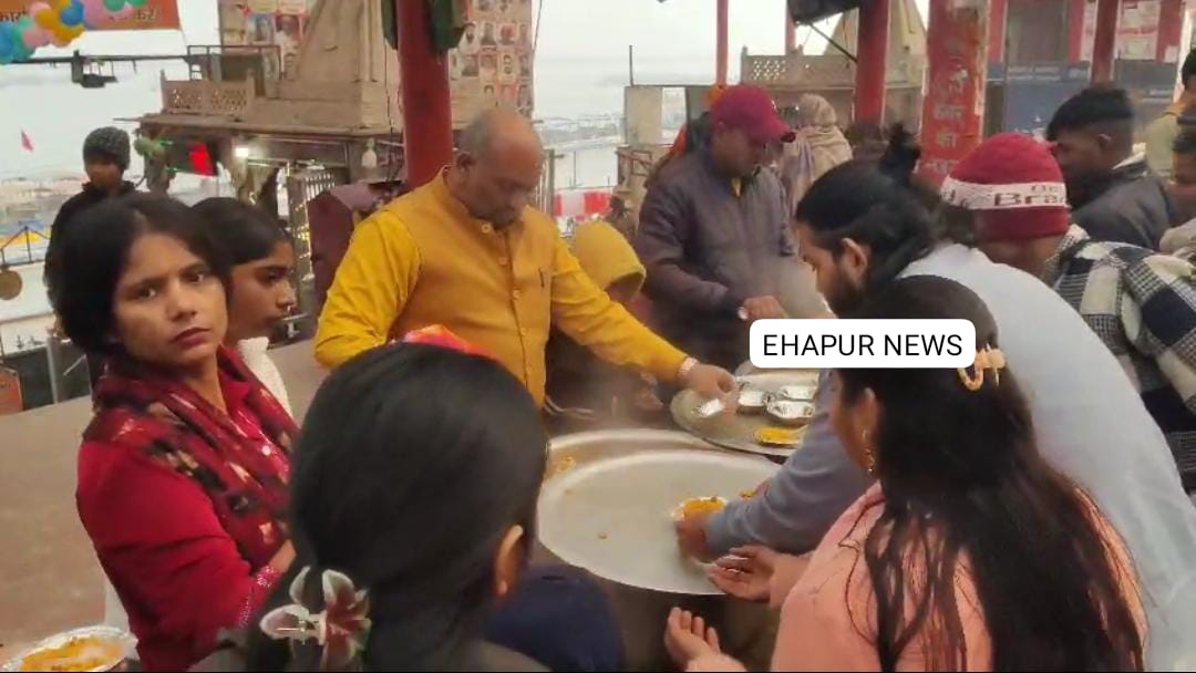 गढ़: गंगा सभा आरती समिति ब्रजघाट ने किया खिचड़ी का वितरण