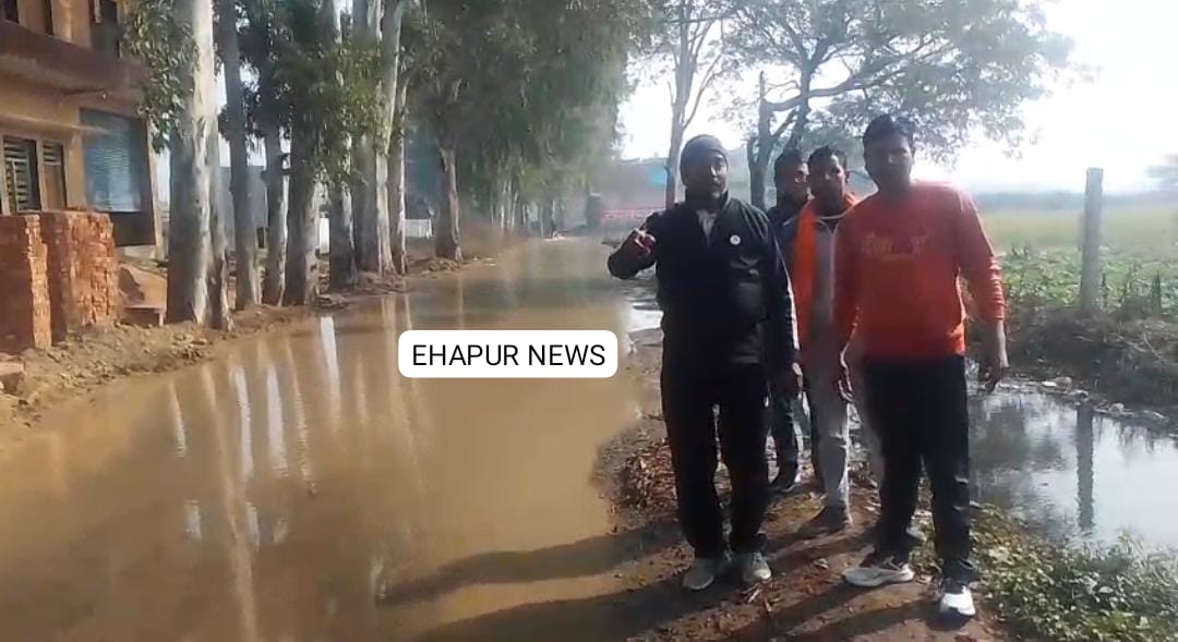 सड़क तक पहुंचा बम्बे का पानी, लोगों का जीवन अस्त-व्यस्त