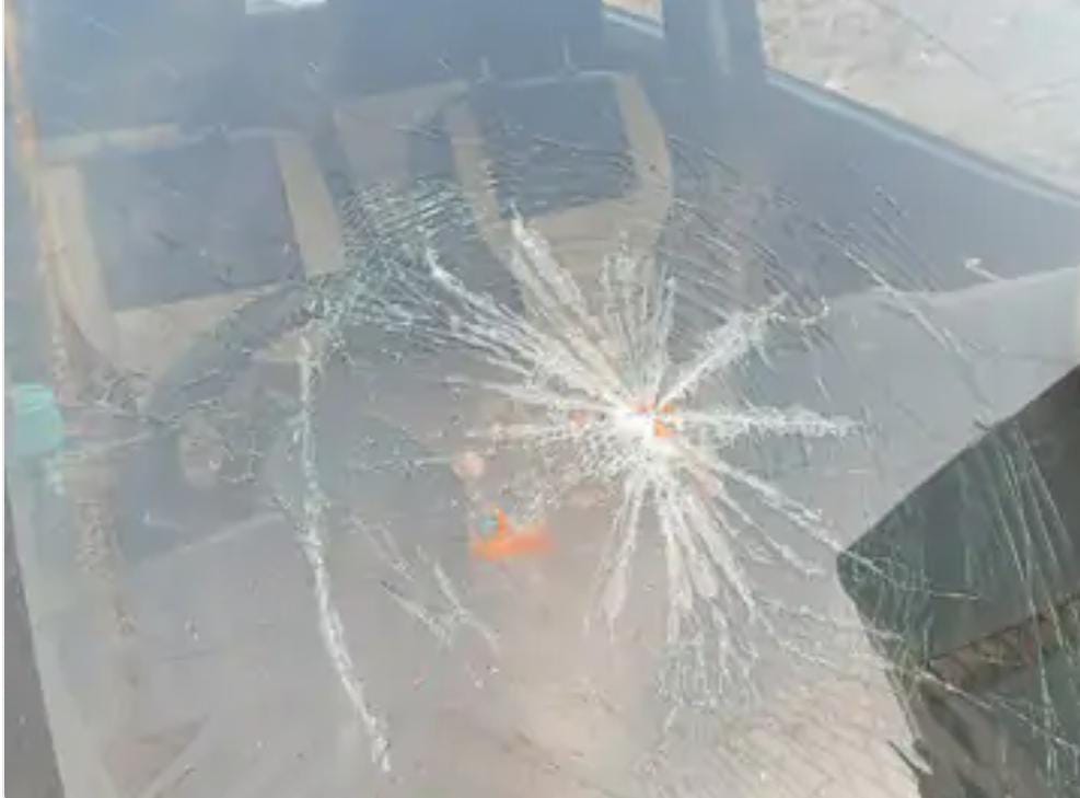 पिलखुवा: प्लॉट में खड़ी चार गाड़ियों के हमलावरों ने तोड़े शीशे