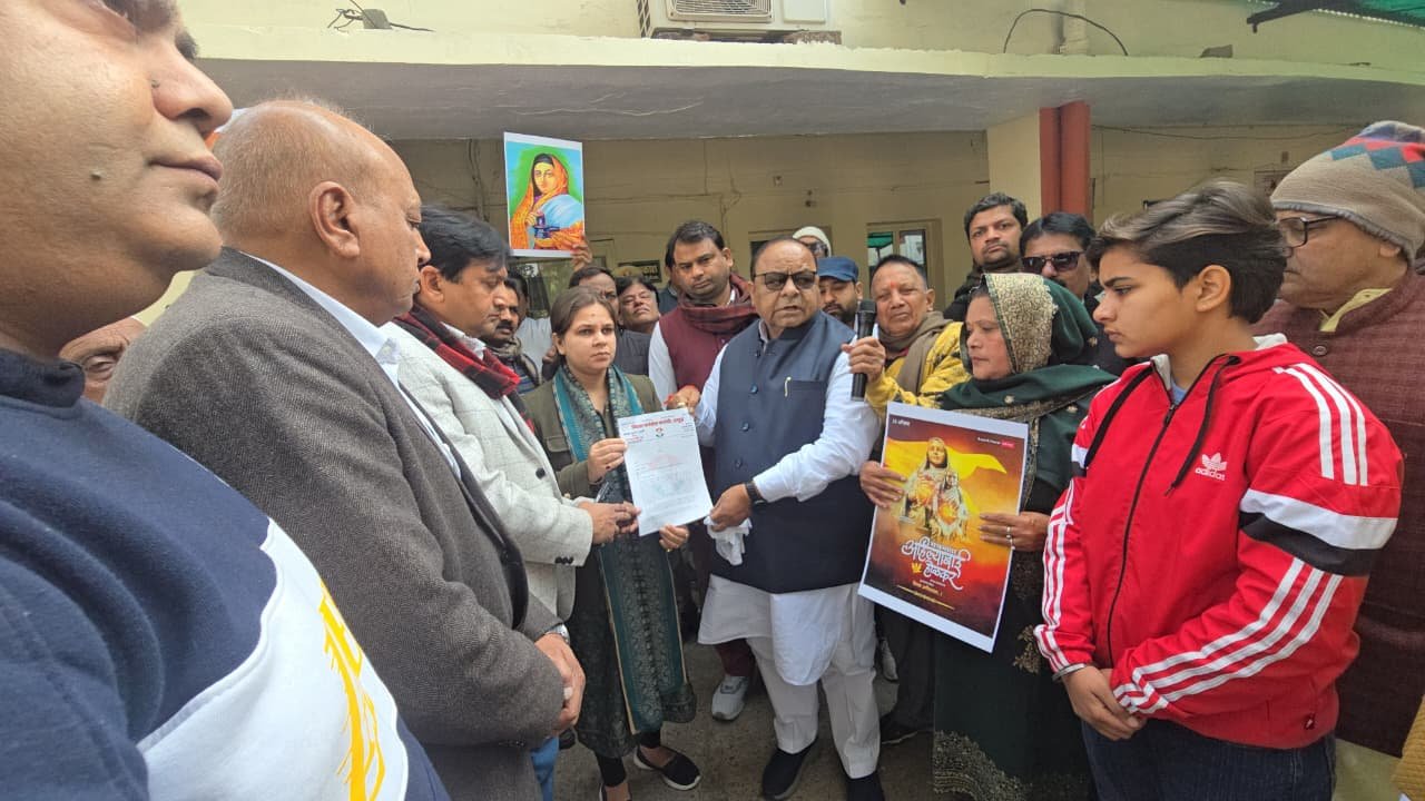 वाराणसी के मणिकर्णिका घाट को ध्वस्त करने के विरोध में हापुड़ कांग्रेसजन मैदान में