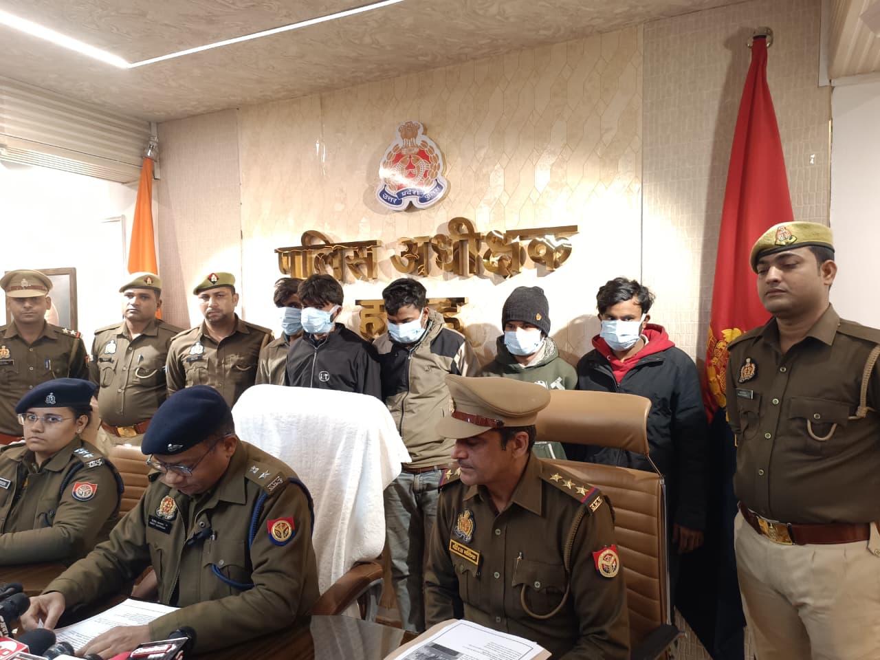 घरों व दुकानों से चोरी करने वाले नाबालिग सहित छह गिरफ्तार