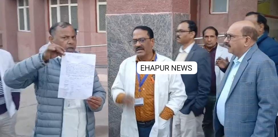 डिप्टी सीएम के निरीक्षण से पहले जिला अस्पताल पर संविदा कर्मियों ने किया हंगामा