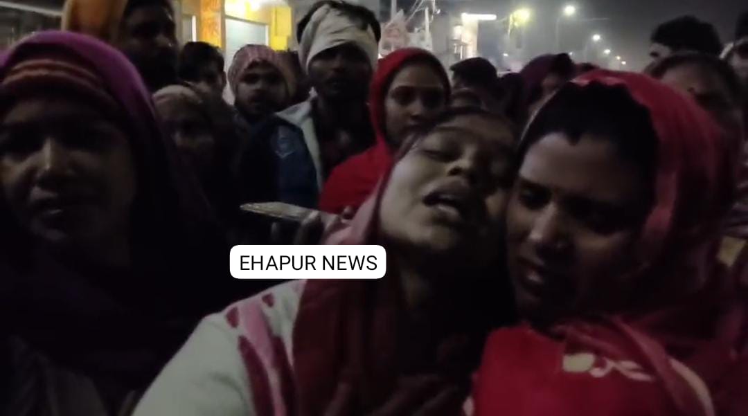 महिला की हत्या के मामले में परिजनों ने सड़क पर शव रखकर लगाई इंसाफ की गुहार