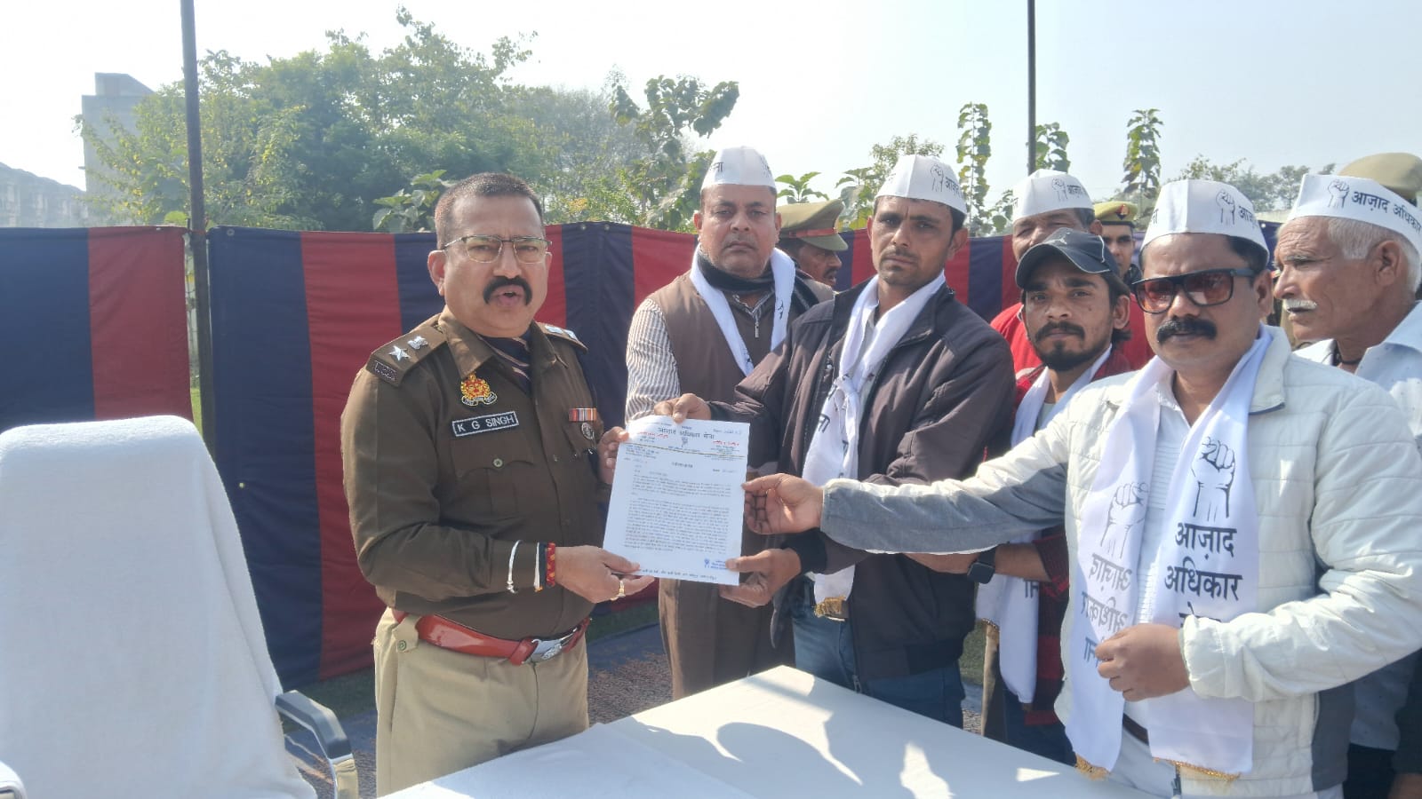 लम्बी हिरासत में रखने का लगाया आरोप, एसपी को सौंपा ज्ञापन