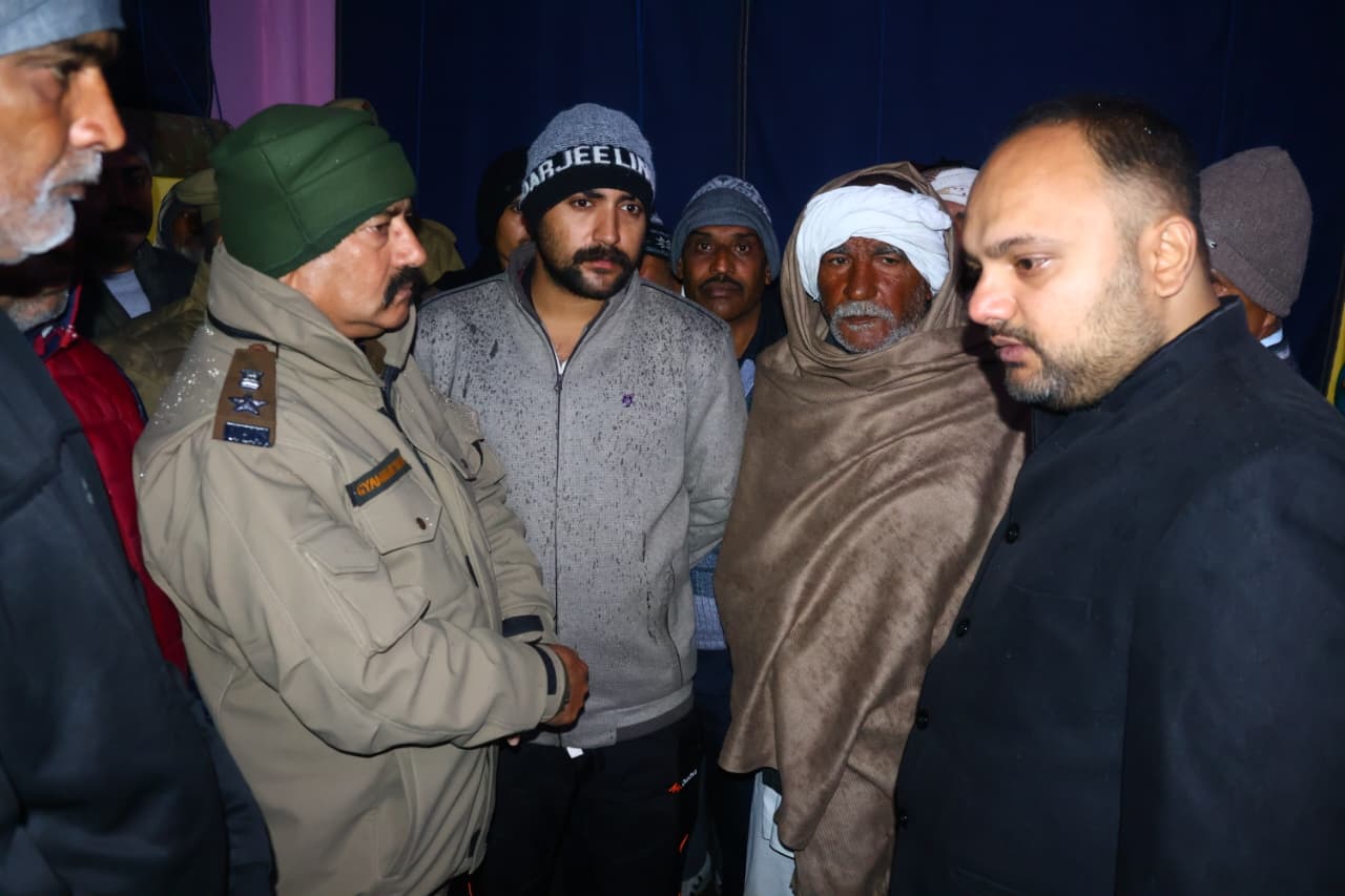 शहीद जवान के घर पहुंचे हापुड के दोनों शीर्ष अफसर,परिवारजन को दी सांत्वना