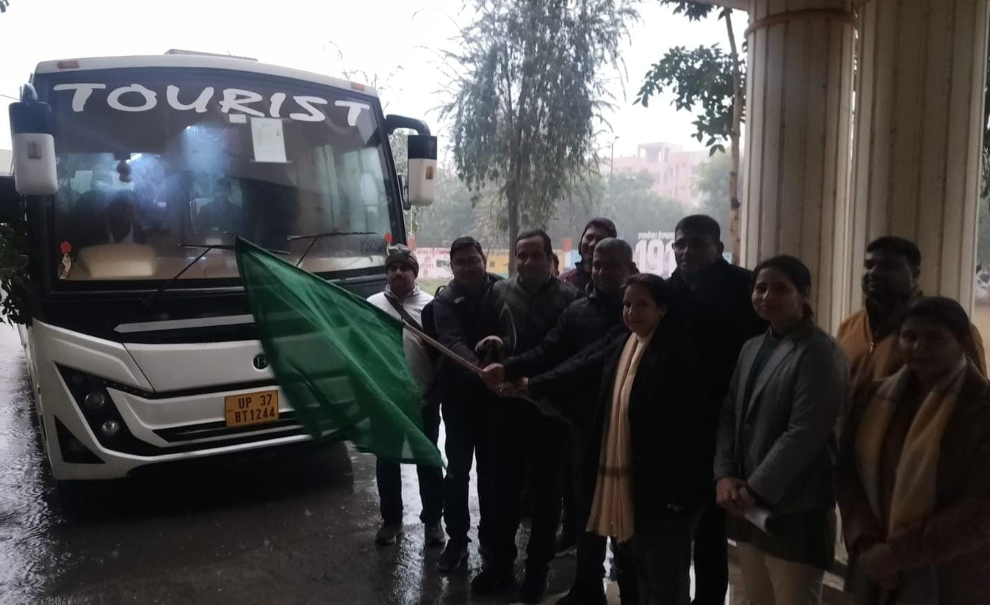 हापुड की 40 शख्सियत उत्तर प्रदेश स्थापना दिवस समारोह में शामिल होने के लिए लखनऊ रवाना