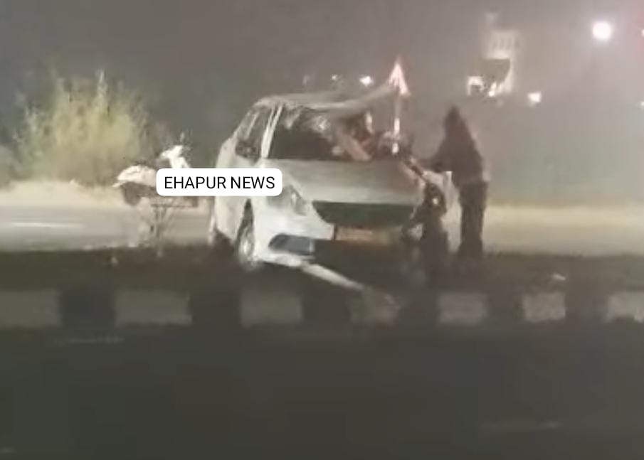 क्षतिग्रस्त गाड़ी से टकराई एक और गाड़ी, महिला समेत चार घायल